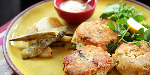 Garlic mayonnaise and kumara wedges go perfectly with smoked fish cakes. Photo / Doug Sherring