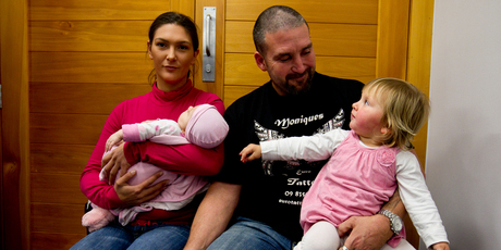 Alyssa Barker (right) joins her parents Sam and Scott and sister Kashine at the Henderson Police Station earlier today. Photo / NZ Herald / Dean Purcell