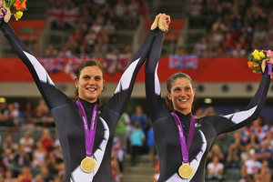 Gold medalists Phillipa Gray and Laura Thompson pose with their medals after winning the Women's Individual B Pursuit. Photo / Getty Images