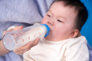 A mother was denied a meal because she was bottle-feeding her baby. Photo / Thinkstock