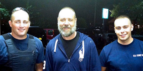 Russell Crowe, centre, with Coast Guard petty officers Robert Swieciki, left, and Thomas Watson after being rescued during a kayaking trip. Photo / AP