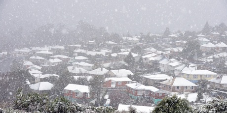The snowy Dunedin suburb of Brockville yesterday. The snow that hit the city has moved up the country, closing many roads along the way. Photo / AP