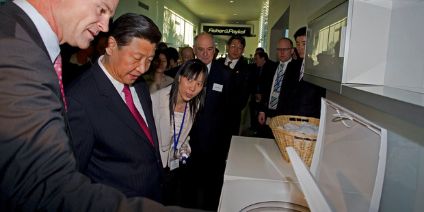 Fisher & Paykel CEO Stuart Broadhurst explains to China's Vice-president Xi Jinping the details of his appliances. File photo / NZPA