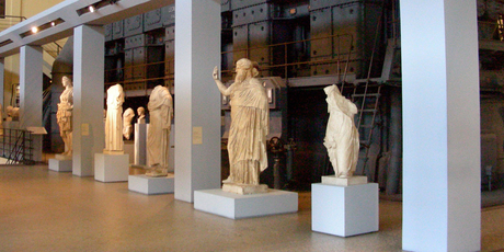 Ancient statues and hulking machines that once used to generate electricity stand side-by-side in the Museo della Centrale Montemartini. Photo / Creative Commons image by Wikimedia user Opera propria