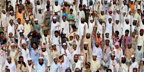 Supporters of Pakistani religious group Ahle Sunnat Wal Jammat shout anti-US slogans during a funeral for a colleague who was killed in Friday's violent protest against an anti-Islam film.
Photo / AP