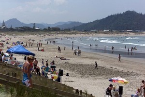 Holidaymakers flock to the beach at Whangamata on a hot and sunny afternoon. Photo / Derek Flynn