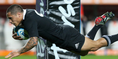 Aaron Smith of the All Blacks dives over for the first try during the Rugby Championship match between Argentina and the New Zealand All Blacks at Estadio Ciudad de La Plata. Photo / Getty Images.