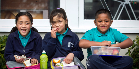 Yendarra School pupils (from left) Anna Leituala, Nivarah Tawhai-Huiarangi and Walter Patalo, all aged 6, tuck into their healthy lunches. Photo / Natalie Slade