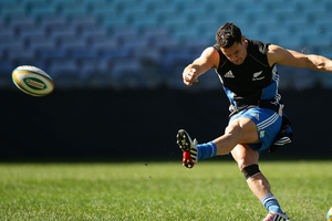 The drop-goal, it seems, has earned a secret redemption in New Zealand now that Daniel Carter has become adept and rather fond of knocking them over. Photo / Getty Images.
