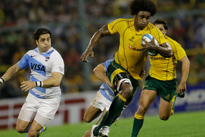 Australia's Radike Samo runs with the ball as Argentina's Horacio Agulla, left, fails to intercept him during a championship rugby match in Rosario, Argentina. Photo / AP