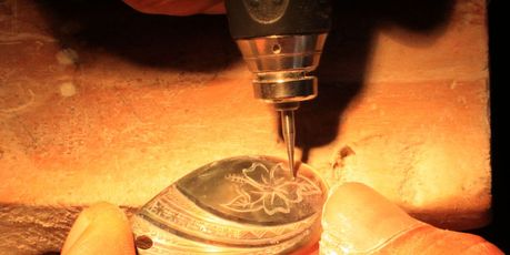 Tokerau Jim carves a pattern on a Cook Islands black pearl. Photo / Jim Eagles