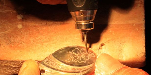 Tokerau Jim carves a pattern on a Cook Islands black pearl. Photo / Jim Eagles
