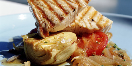 Tuna with artichoke and tomato