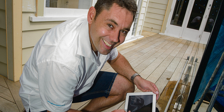 Grant Baguley runs his fencing and glass wholesale business from his car - and a cafe. Photo / Ted Baghurst