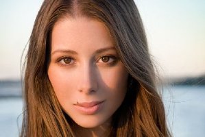Elizabeth Marvelly has revealed she was bullied at primary school.