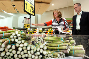 Sue Kedgley and former Australian Greens leader Bob Brown inspect the fresh food section of an Auckland supermarket. Photo / Brett Phibbs