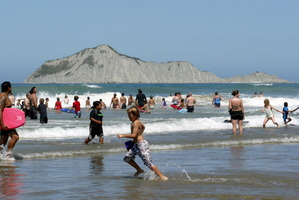 It's expected that New Zealanders will be able to spend more days over summer having fun at the beach and less time sheltering from the rain. Photo / APN