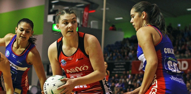 Tactix attacker Ellen Halpenny (centre) has been signed to replace Naoupu. Photo / Getty