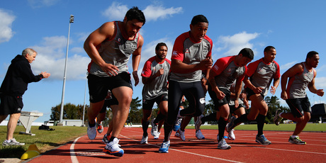 Warriors head coach Matthew Elliott has his players under the clock. Photo / Getty Images