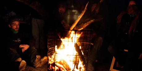 People affected by Superstorm Sandy in Staten Island New York are gathering around a fire for warmth while temperatures continue to drop. Photo / AP