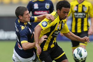 Paul Ifill of the Phoenix evades the defence of Nick Montgomery of the Mariners. Photo / Getty Images.