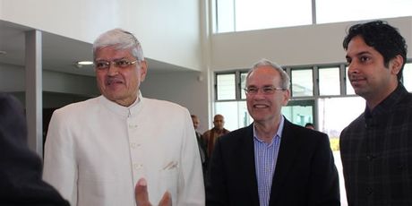 Gopalkrishna Gandhi with Mayor Len Brown. Photo / Bernard Gomes