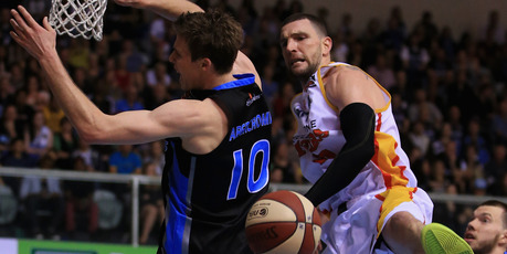 Tom Abercrombie of New Zealand (L) and Seth Scott of Melbourne compete for the ball during the round nine NBL match between the NZ Breakers and Melbourne Tigers. Photo / Getty Images