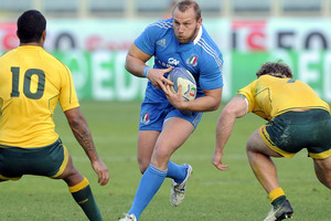 Leonardo Ghiraldini of Italy (C) runs with the ball during the international rugby test match between Italy and Australia. Photo / Getty Images.