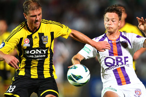 Ben Sigmund of Wellington and Chris Harold of Perth contest possession during the round eight A-League match between Perth Glory and Wellington Phoenix. Photo / Getty Images,