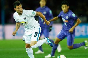 Manel Exposito (L) of Auckland City control the ball during the FIFA Club World Cup match between Sanfrecce Hiroshima and Auckland City. Photo / Getty Images.