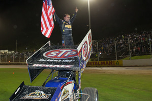 American Donny Schatz battled hard to come out the victor in the 30-lap sprintcar feature race. Pictures / James Selwyn