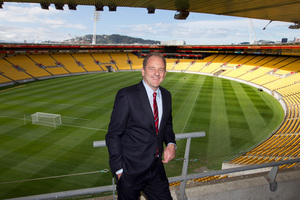 Labour leader David Shearer marks the departure of the 50,000th Kiwi to leave for Australia this year at Westpac Stadium. Photo / Mark Mitchell