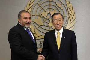 Israel's Foreign Minister Avigdor Lieberman, left, shakes hands with UN Secretary General Ban Ki-moon. Photo / AP