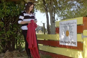 Vivienne Still unveils a plaque at the children's garden. Photo / APN