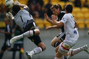 Chris Greenacre charges through and heads the ball in to score for the Phoenix - his fourth goal of the season. Photo / Getty Images