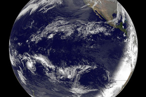 Photo / NASA / NOAA GOES Project / Dennis Chesters