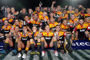 Dave Rennie's team celebrate their impressive walloping of the Sharks 37-6 in the Super 15 final at Waikato Stadium. Photo / Alan Gibson