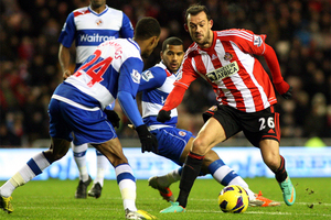Sunderland's Steven Fletcher, right, vies for the ball with Reading's Shaun Cummings, left, during their English Premier League soccer match. Photo / AP