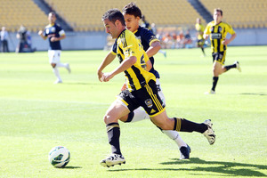 Dani Sanchez holds off the defence of Trent Sainsbury of the Mariners. Photo / Getty Images