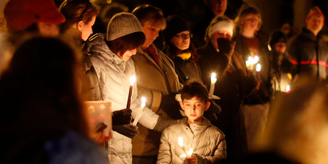 Mourners gather for a candlelight vigil at Ram's Pasture in Newtown to remember the Sandy Hook Elementary School victims. Photo / AP