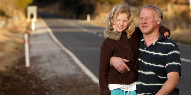 Michelle O'Brien, 8, and her father, Kevin O'Brien, spent hours giving help to a group of young American survivors of a triple-fatality road accident. Photo / Alan Gibson
