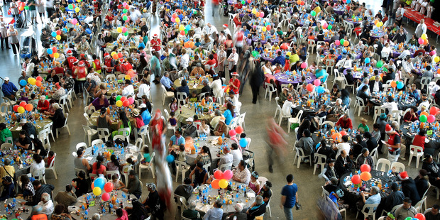 Like last year, thousands are expected for the Auckland City Mission Chriostmas dinner again, and somebody has to do the dishes. File photo / Greg Bowker
