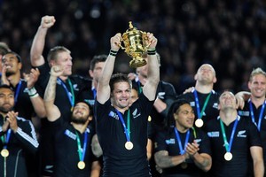 Richie McCaw lifts the Rugby World Cup. Photo / APN