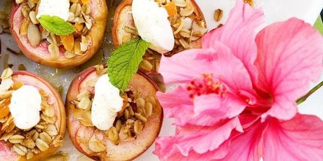 Toasted muesli roasted peaches. Photo / Babiche Martens