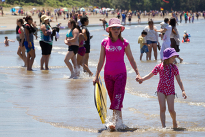 Leslie Fraser and her daughter Monique, 6, got to the beach early, which was the best way to avoid the queues to park at Long Bay Regional Park yesterday. Photo / Greg Bowker