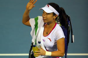 Jie Zheng of China leaves the court following her first round match loss to Jamie Hampton. Photo /Getty Images