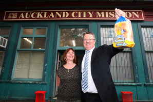 Goodman Fielder chief Peter Reidie donates the millionth loaf of bread to City Missioner Diane Robertson. Photo / Chris Gorman