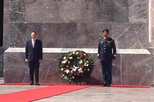 Prime Minister John Key lays a wreath at Los Ninos Heroes monument in Mexico City. Photo / Supplied