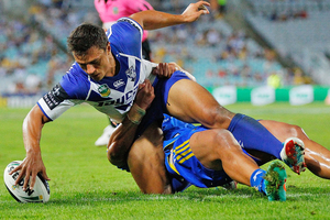 Bulldogs wing Sam Perrett scores a try. Photo / Getty Images