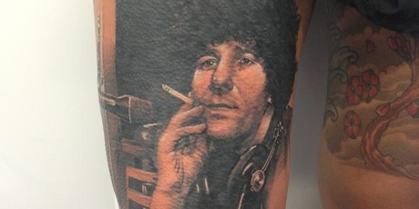 Millie Elder's tattoo of her late father Paul Holmes was inked on her right thigh. Photo / Instagram